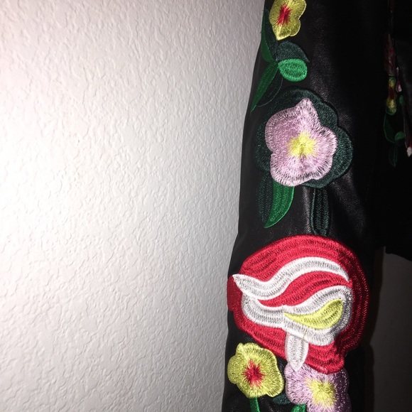 Detailed leather jacket. - Picture 3 of 5